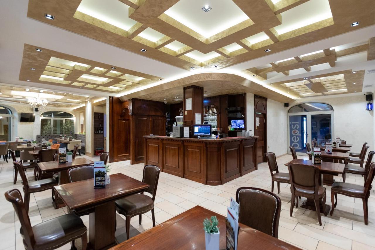 Garni Hotel Royal Crown Szabadka Kültér fotó