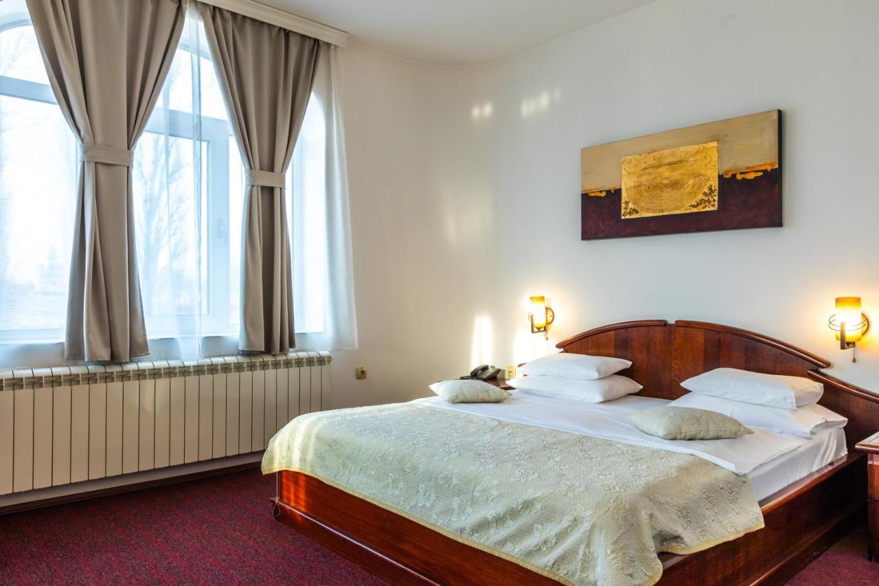 Garni Hotel Royal Crown Szabadka Kültér fotó